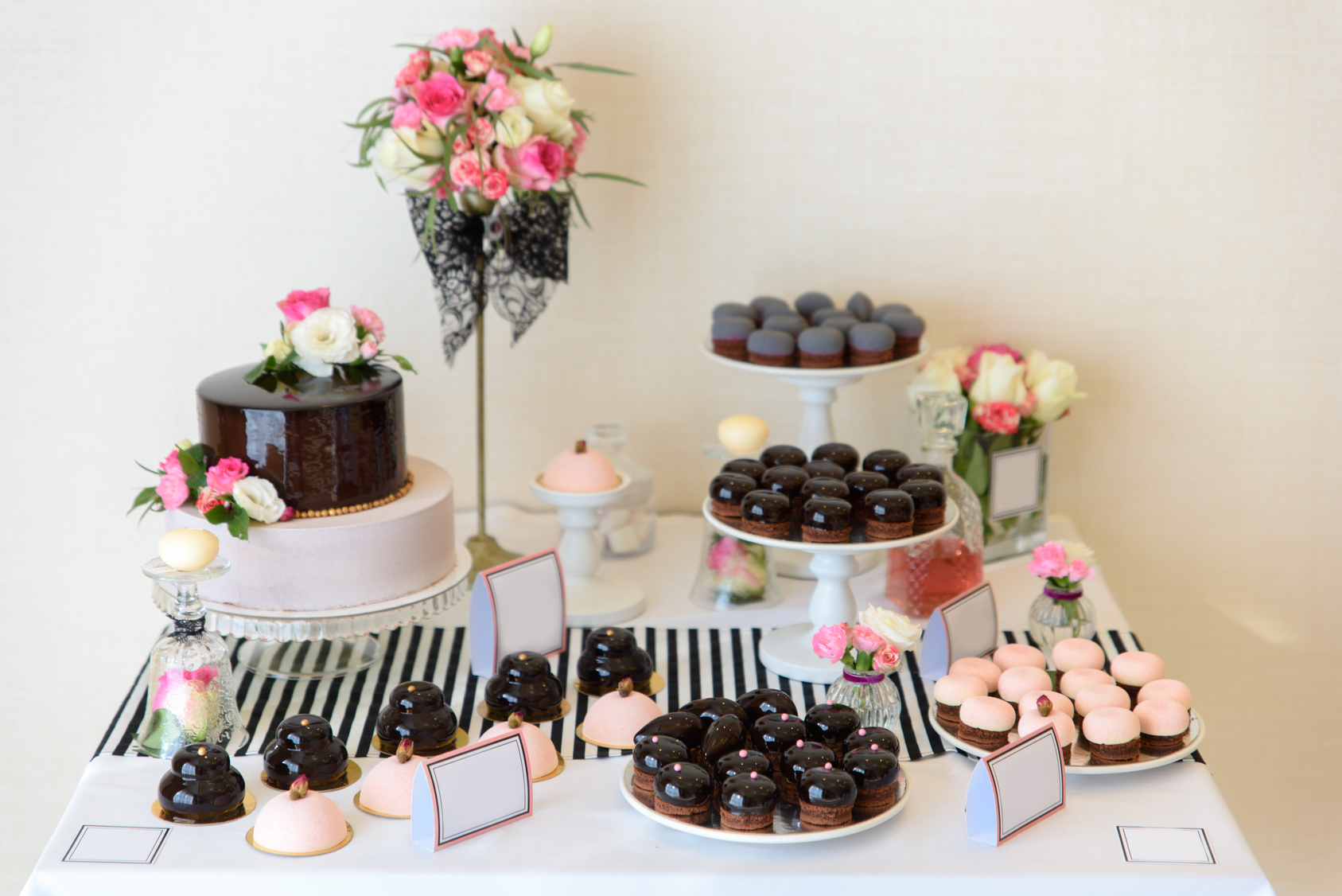 Позаботьтесь о транспортировке торта и пирожных в свадебный зал